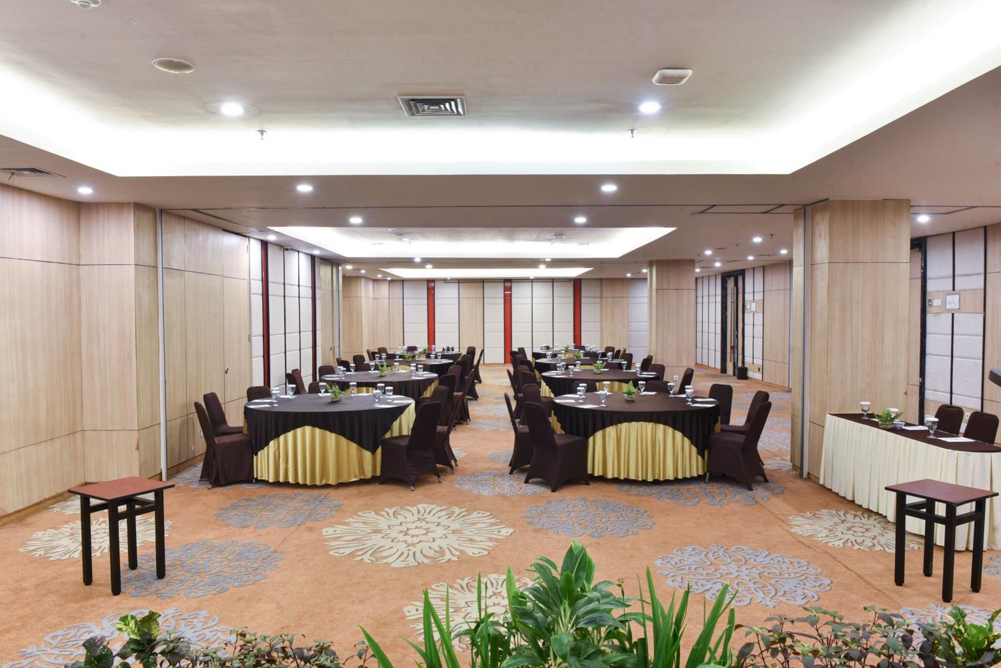 Hotel Santika Mega City Bekasi Exterior foto